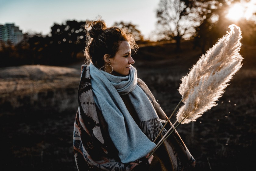 Frau mit Pampasgras im Feld