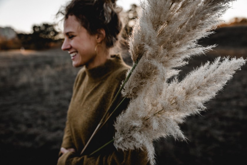 Frau mit Pampasgras im Feld