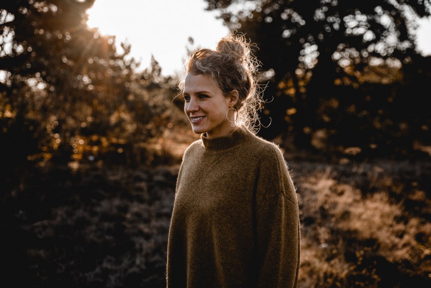 Frau während eines Sonnenuntergangs