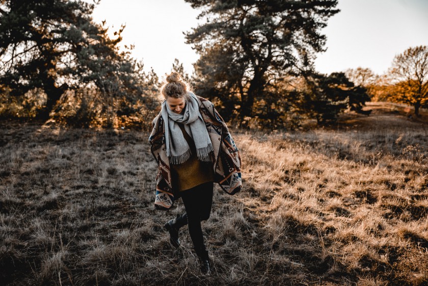 Frau während eines Sonnenuntergangs