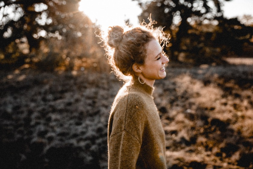 Frau während eines Sonnenuntergangs