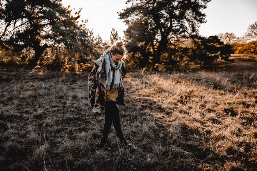 Frau während eines Sonnenuntergangs