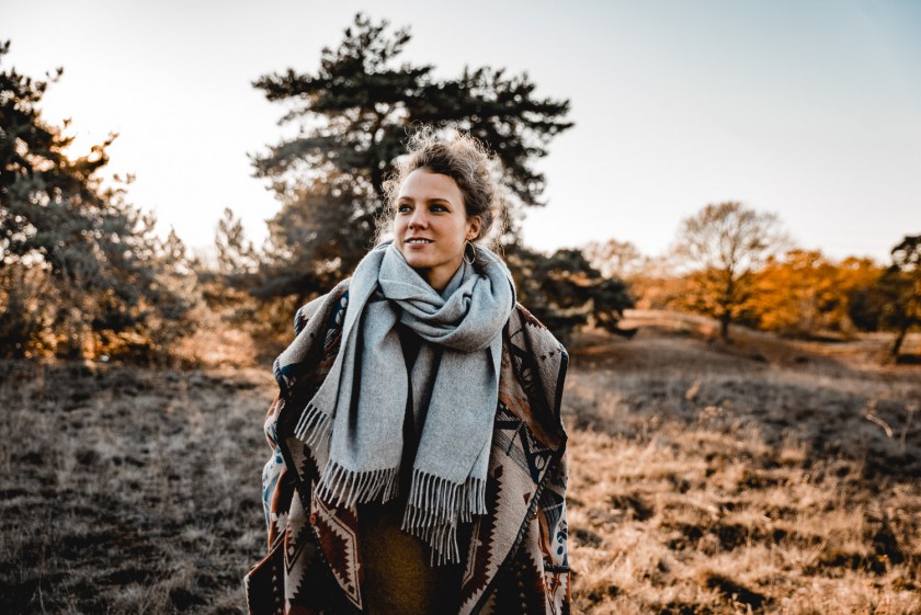 Frau während eines Sonnenuntergangs