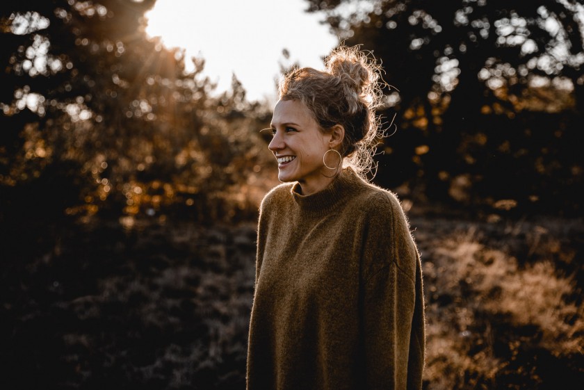 Frau während eines Sonnenuntergangs