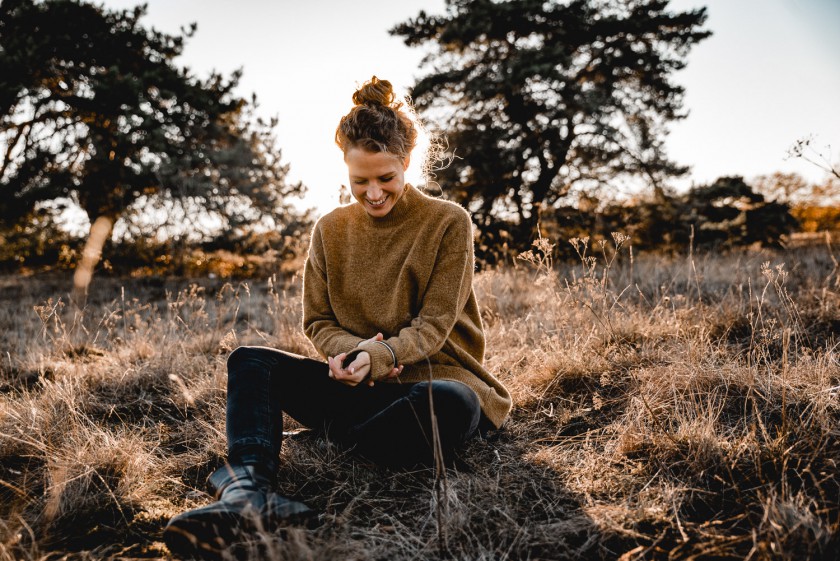 Frau während eines Sonnenuntergangs