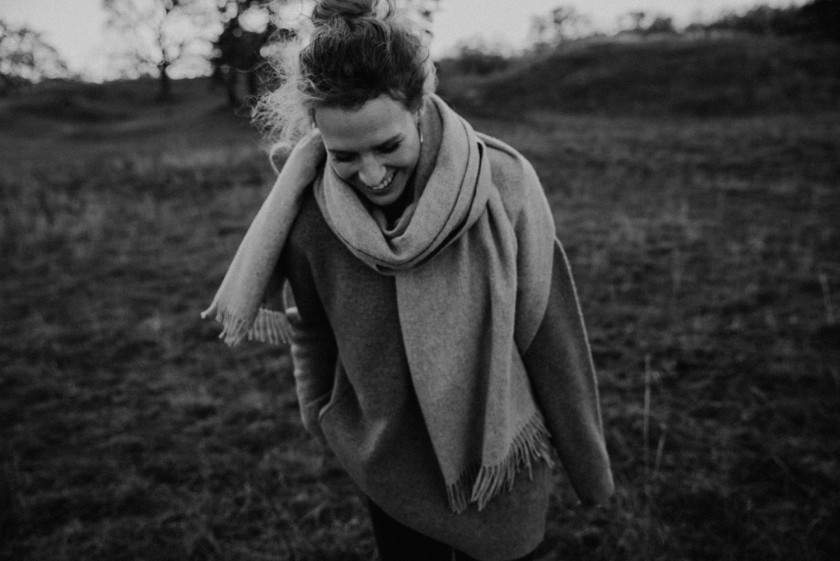 Lachende Frau im Feld