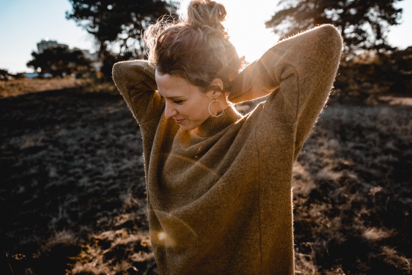 Frau während eines Sonnenuntergangs