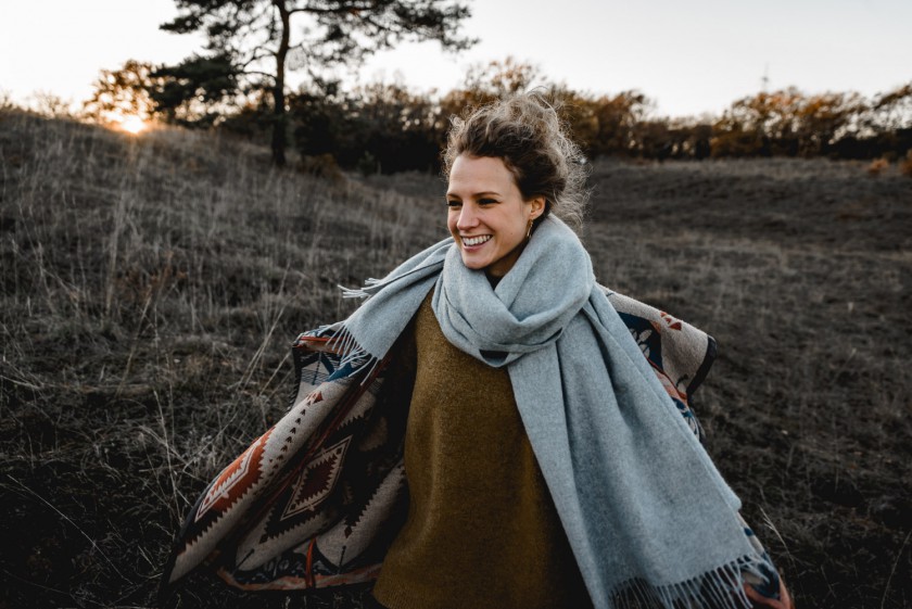 Tanzende Frau während eines Sonnenuntergangs