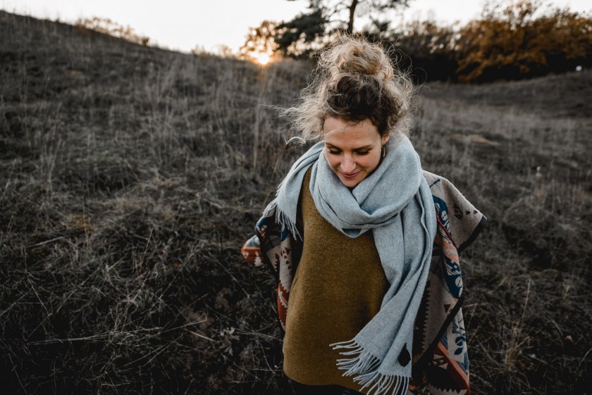 Frau während eines Sonnenuntergangs