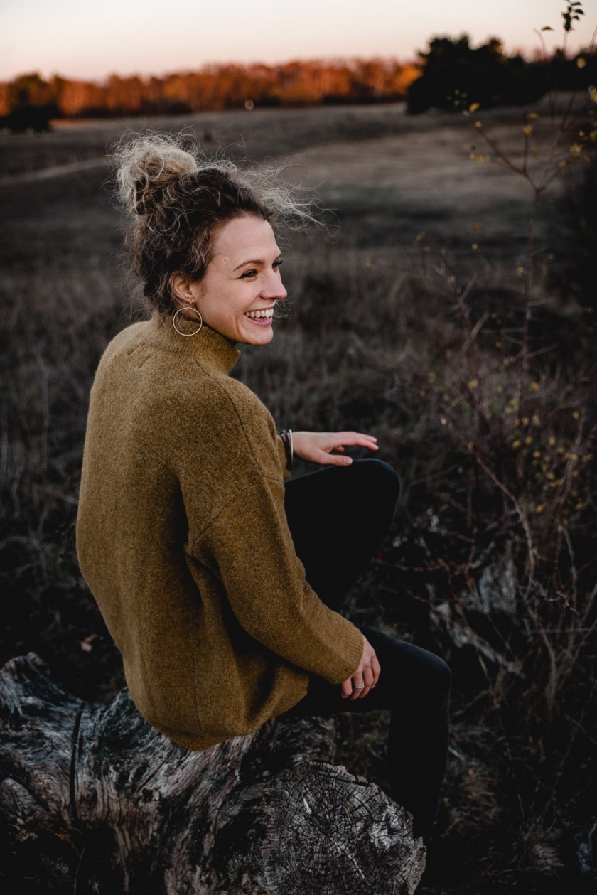 Frau während eines Sonnenuntergangs