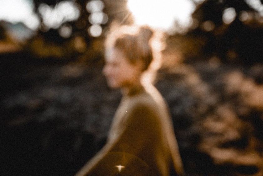 Frau während eines Sonnenuntergangs