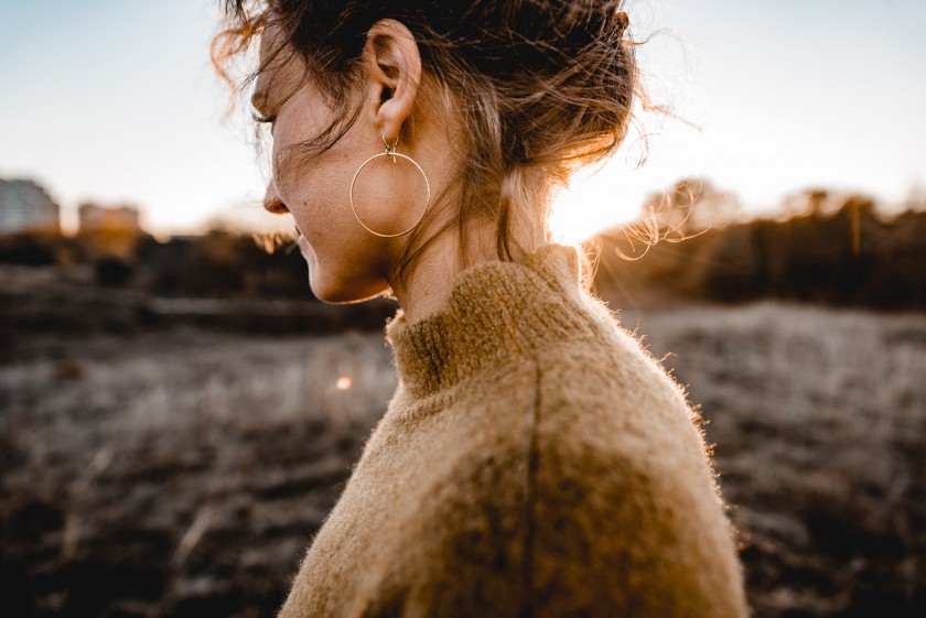 Frau während eines Sonnenuntergangs