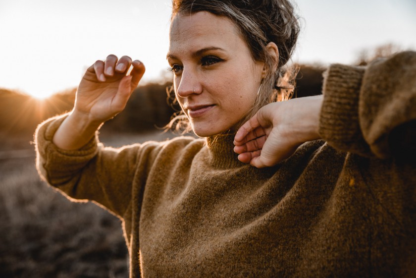 Frau während eines Sonnenuntergangs