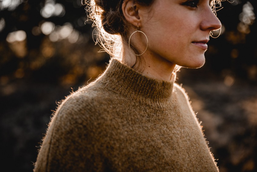 Frau während eines Sonnenuntergangs