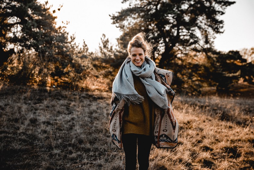 Frau während eines Sonnenuntergangs