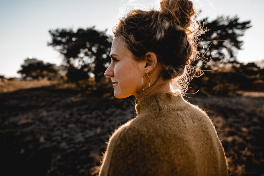 Frau während eines Sonnenuntergangs