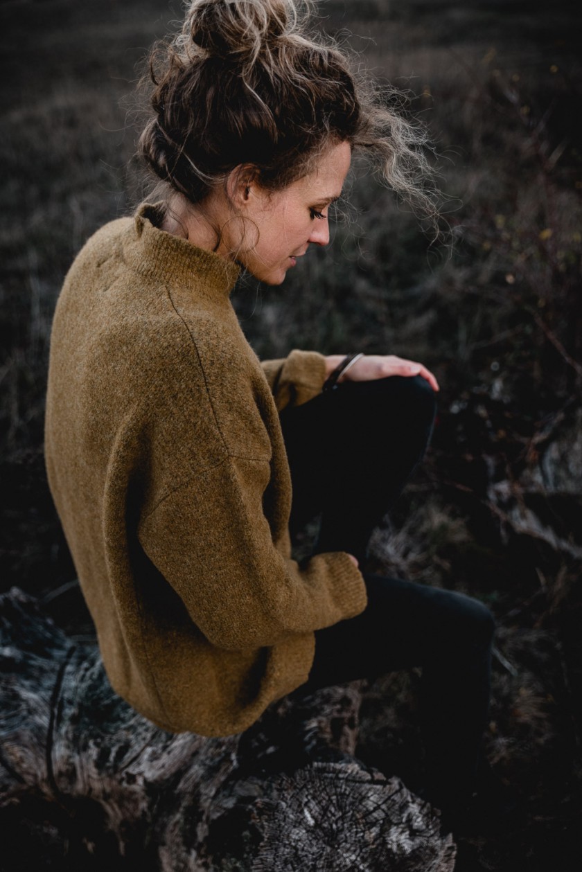 Frau während eines Sonnenuntergangs