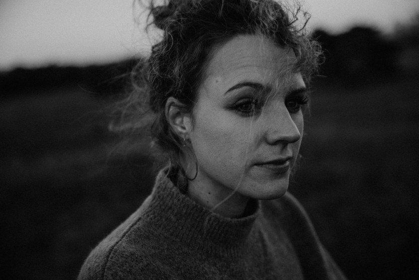 Schwarzweiß Foto einer Frau