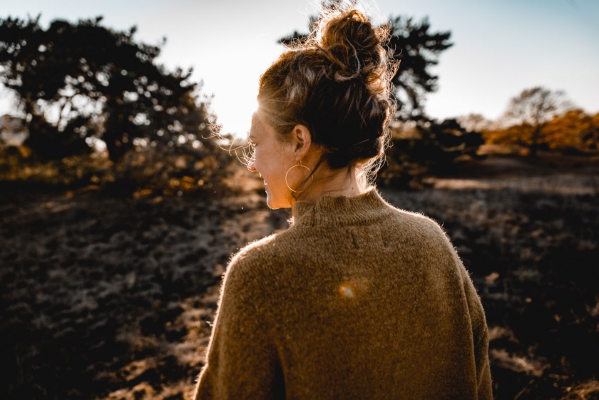 Frau während eines Sonnenuntergangs