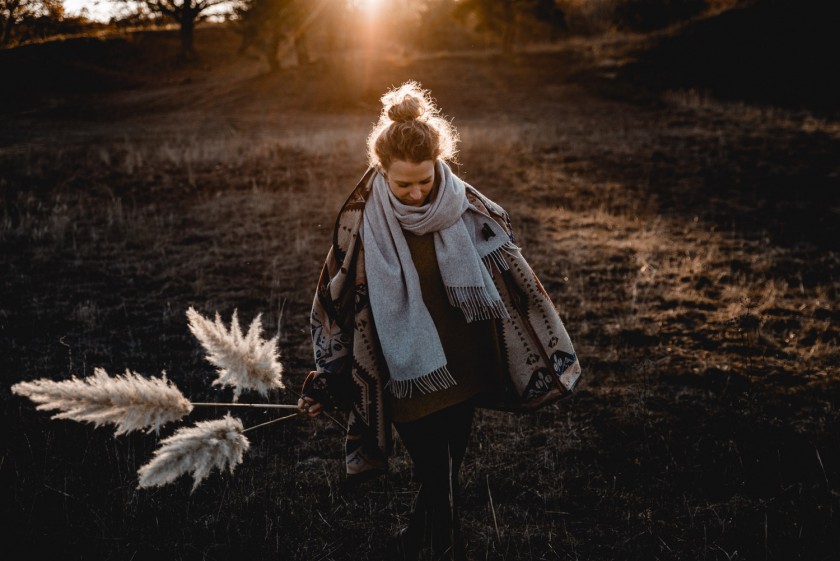 Frau während eines Sonnenuntergangs