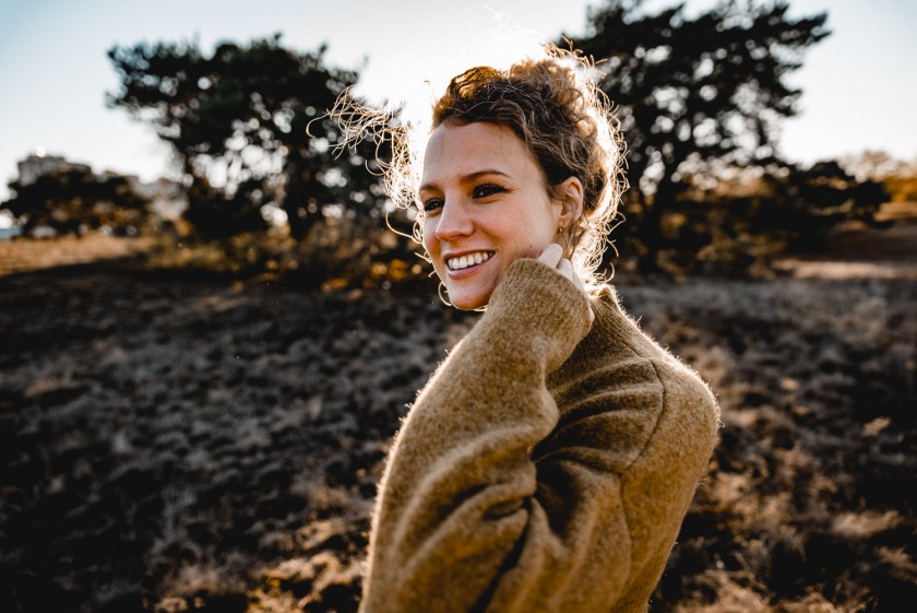 Frau während eines Sonnenuntergangs