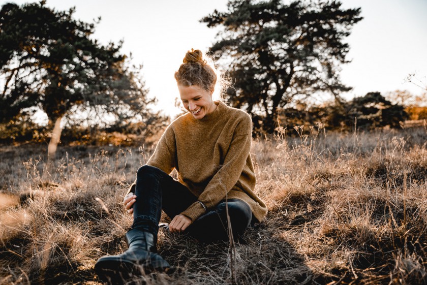 Frau während eines Sonnenuntergangs