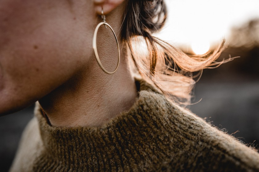 Ohrring einer Frau während eines Sonnenuntergangs