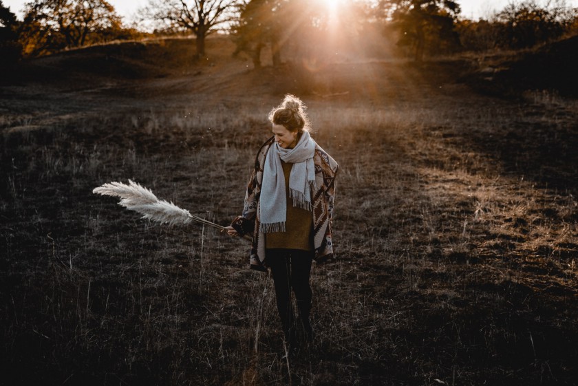Frau während eines Sonnenuntergangs