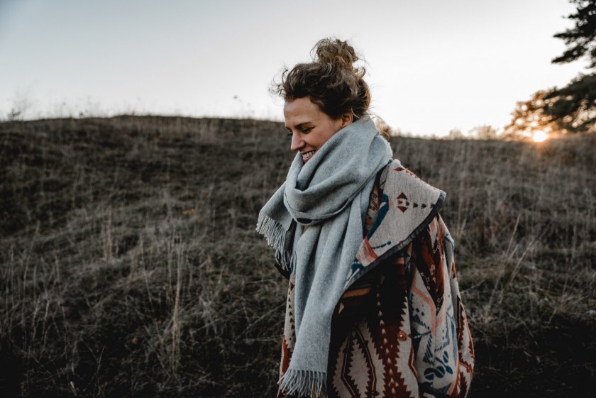Frau während eines Sonnenuntergangs