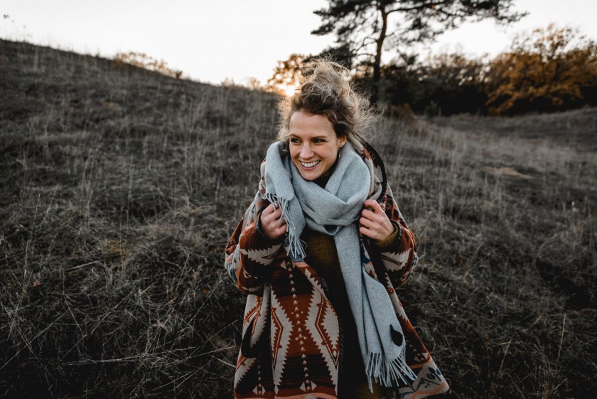 Frau während eines Sonnenuntergangs