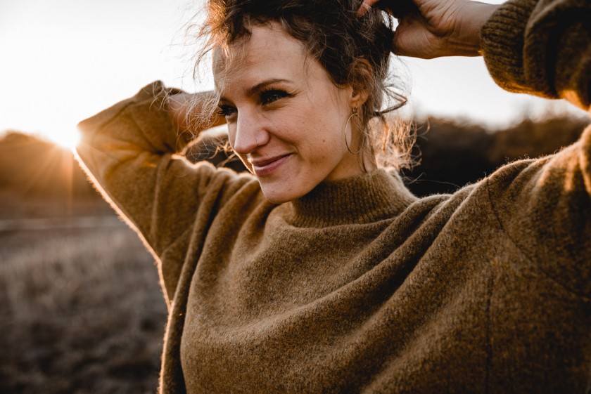 Frau während eines Sonnenuntergangs