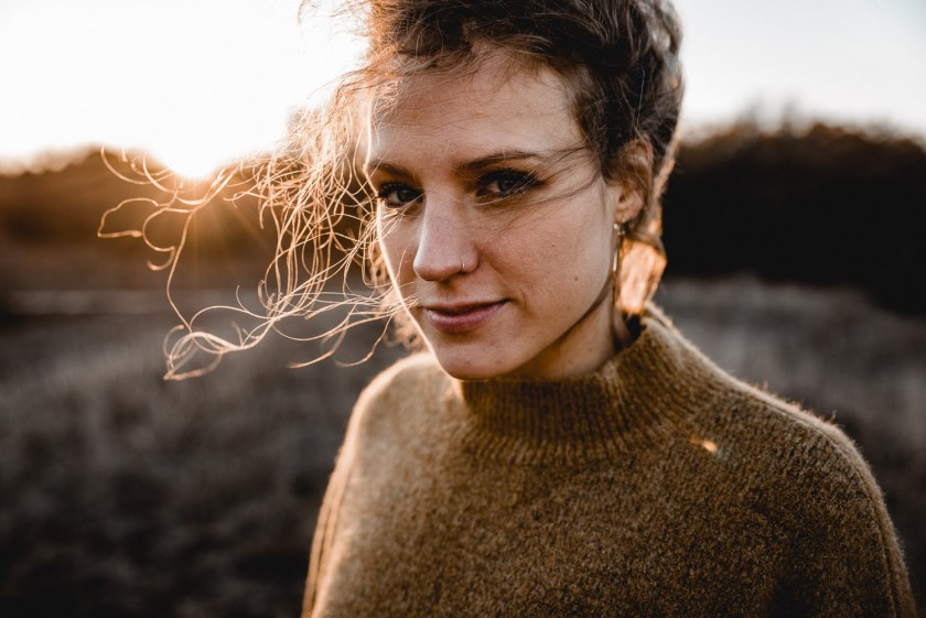 Frau während eines Sonnenuntergangs