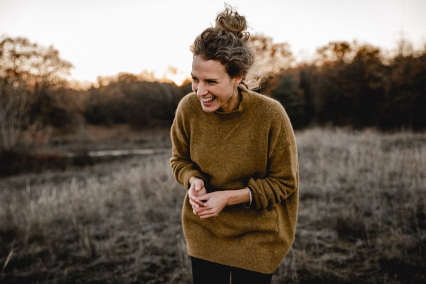 Lachende Frau im Feld