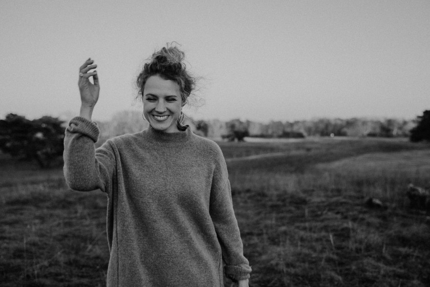 Tanzende Frau im Feld