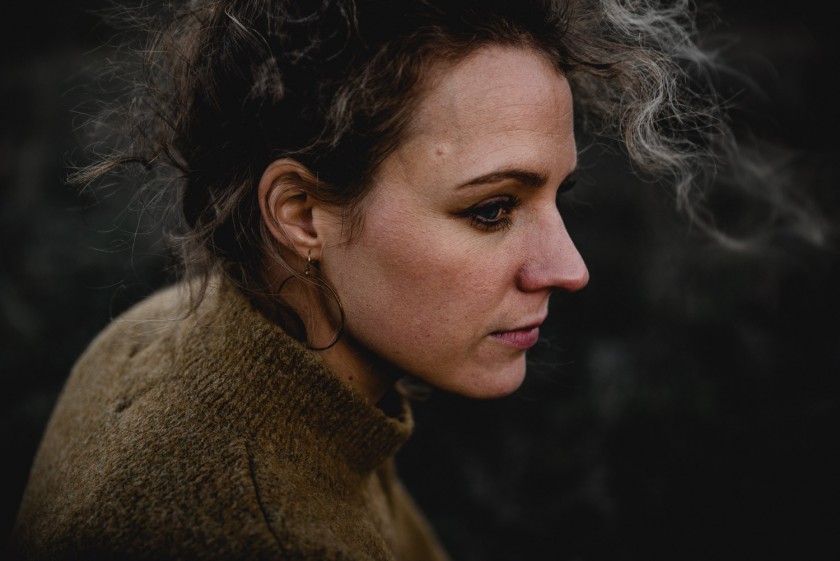 Frau vor einem Sonnenuntergang