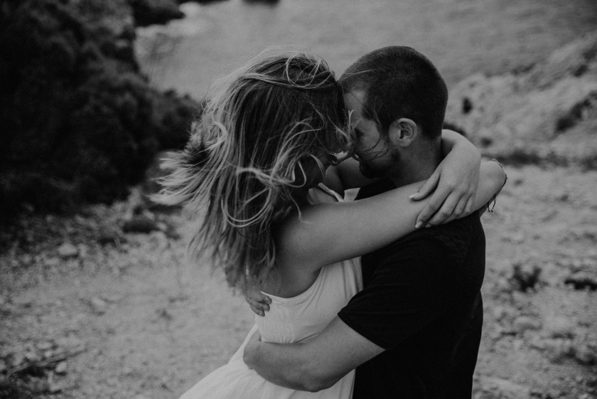 Kuschelndes Paar auf Mallorca