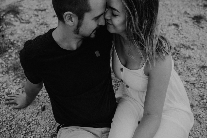 Kuschelndes Paar auf Mallorca