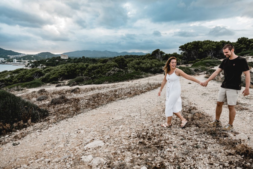 Spazierendes Paar auf Mallorca