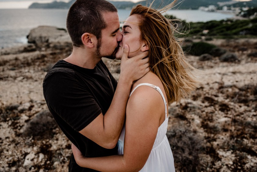 Küssendes Paar am Meer