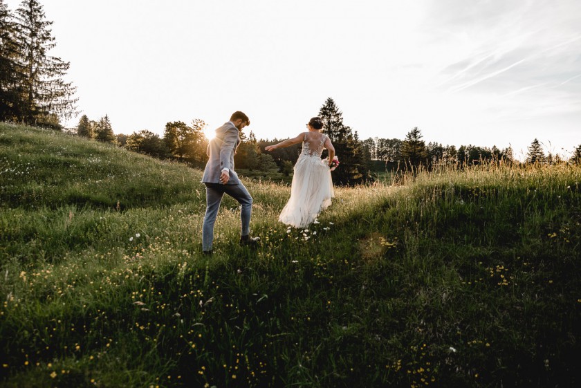 Brautpaar im Sonnenuntergang