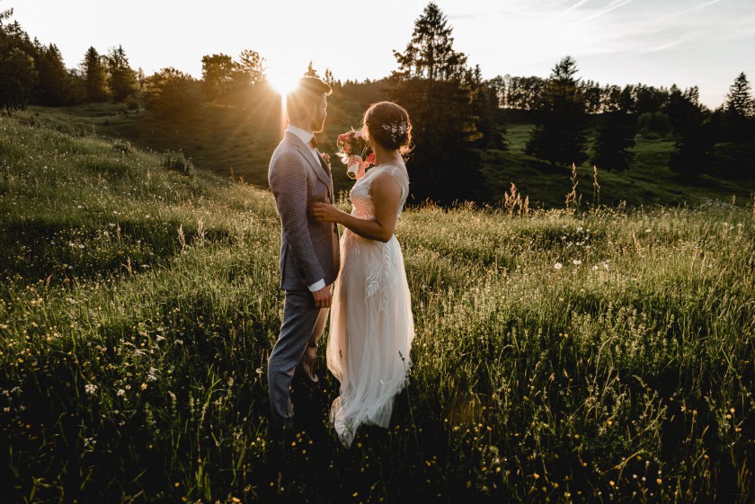 Natürliche Hochzeitsfotos im Sonnenuntergang