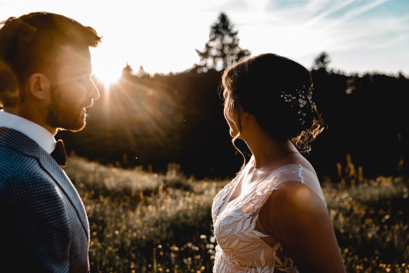 Natürliche Hochzeitsfotos im Sonnenuntergang