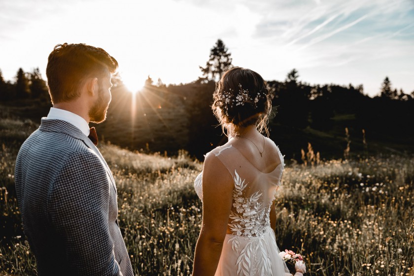 Natürliche Hochzeitsfotos im Sonnenuntergang