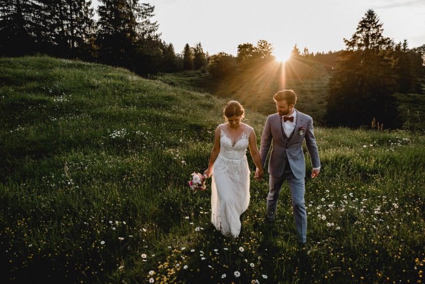 Natürliche Hochzeitsfotos im Sonnenuntergang