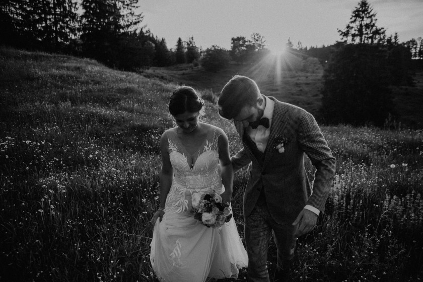 Natürliche Hochzeitsfotos im Sonnenuntergang