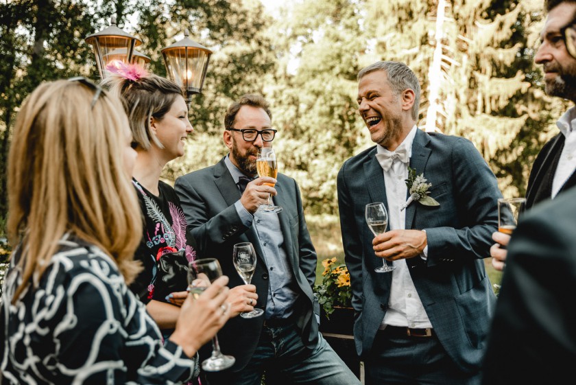 Hochzeitsgäste in der Hubertushütte in Wiesbaden